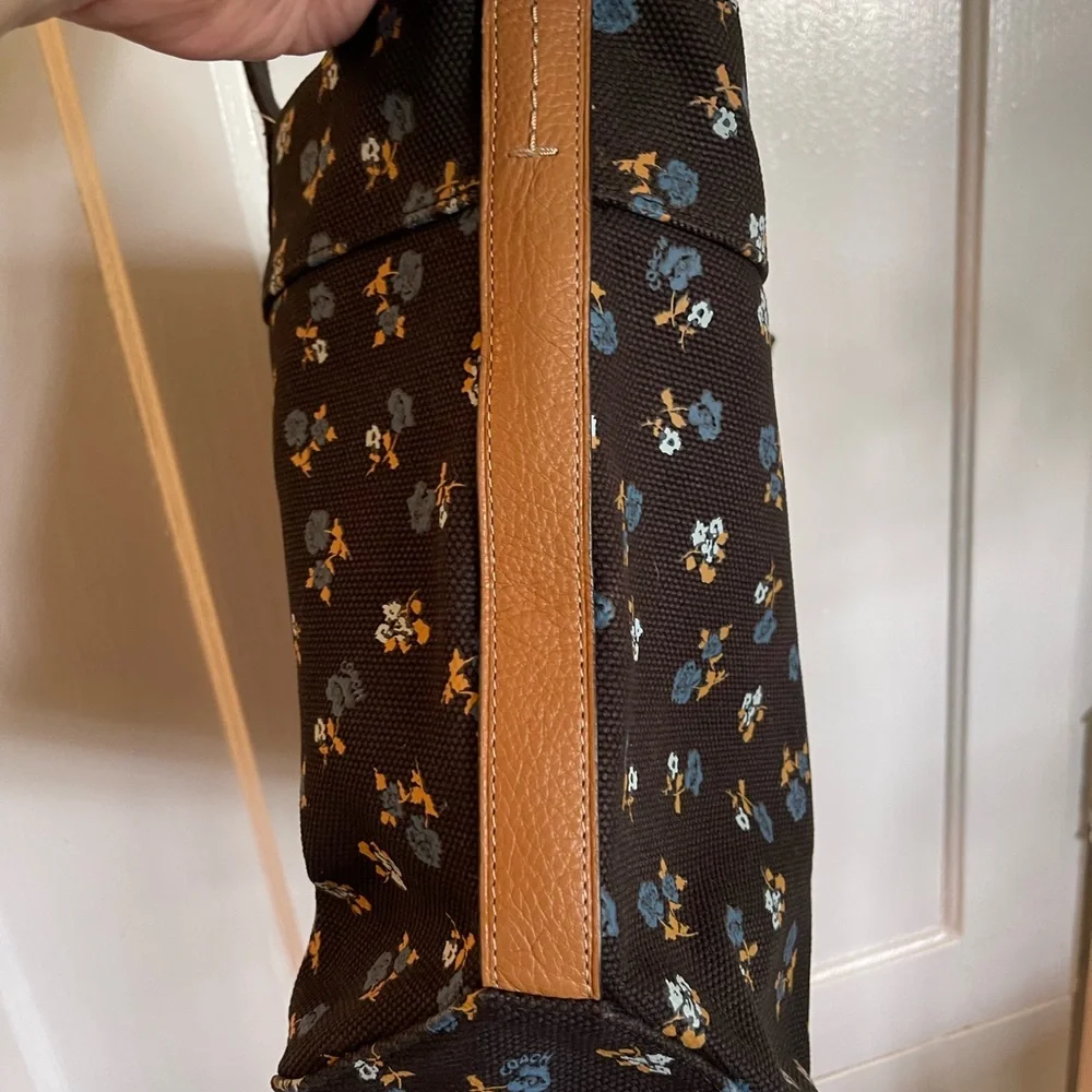 Beautiful Coach bag. this bag is on eBay for $139 I will match that price - Picture 4 of 16